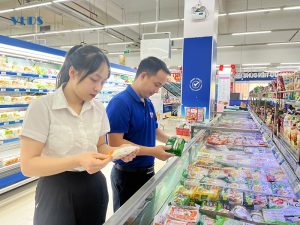 Khách hàng lựa chọn thực phẩm chay tại Siêu thị Co.opmart Thanh Hóa.