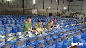 Lực lượng công an khám nghiệm một kho sản xuất giá đỗ ngâm hóa chất - Ảnh: Công an Nghệ An cung cấp