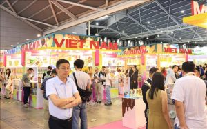 Gian hàng các sản phẩm của Việt Nam nổi bật và thu hút đông đảo khách hàng. Ảnh: Tất Đạt/PV TTXVN tại Singapore