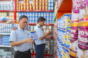 Cơ quan chức năng kiểm tra các mặt hàng sữa.