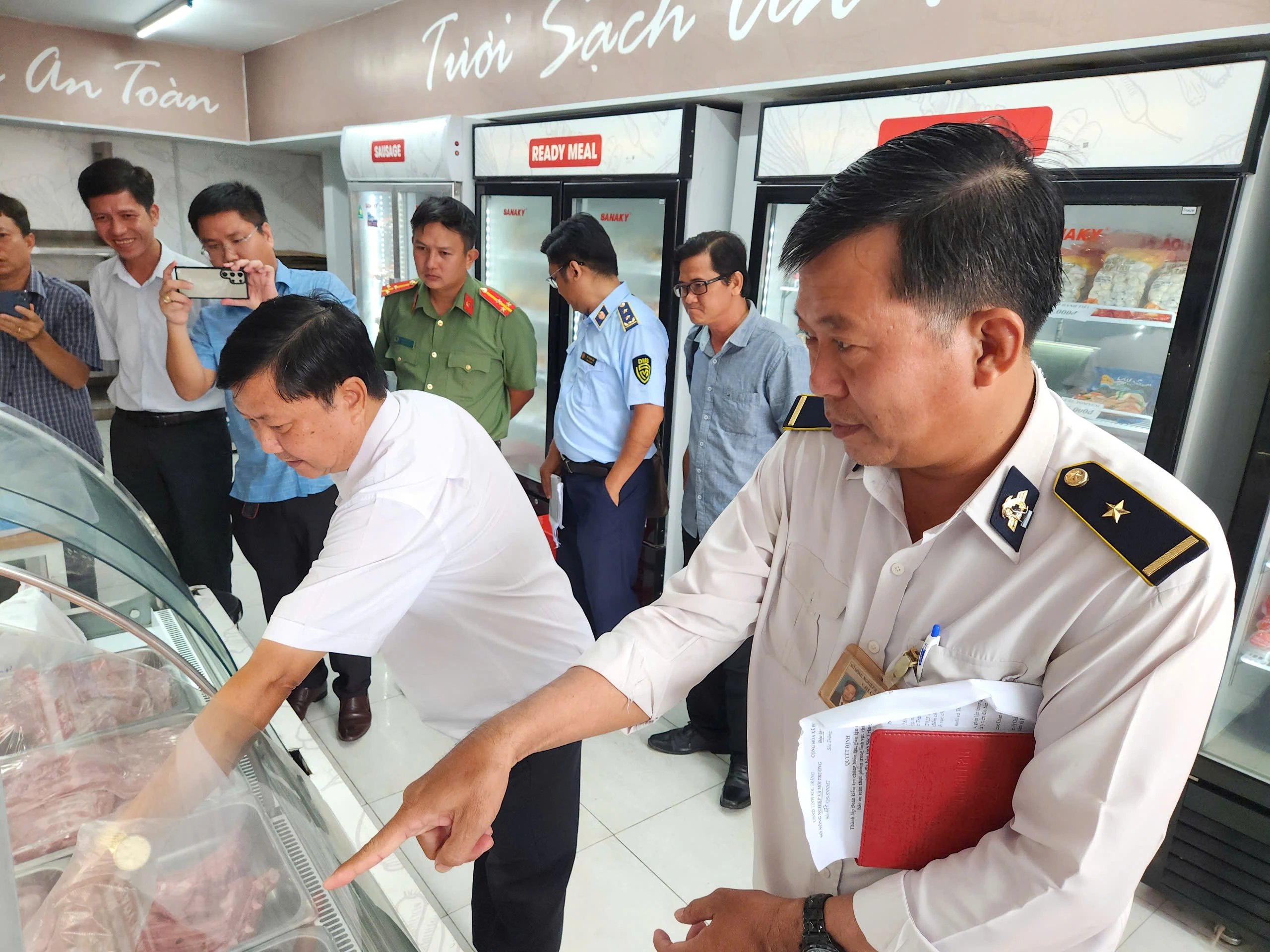 Lực lượng chức năng kiểm tra bất ngờ cửa hàng thực phẩm tại Sóc Trăng